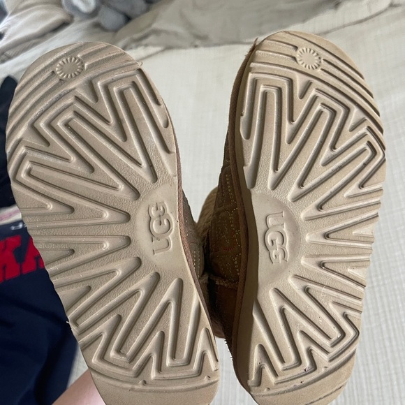 UGG Classic II Graphic Stitch Leather Kids' Short Boot for boy or girl. Size: 1 - Picture 5 of 9